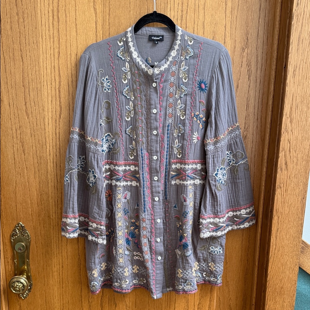 Tolaní Embroidered Gray Button-Up Blouse